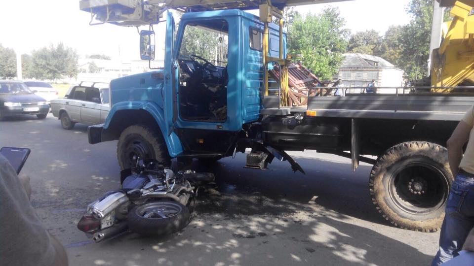 У Харкові мотоцикліст при спробі обігнати вантажівку впав під неї  - фото 2