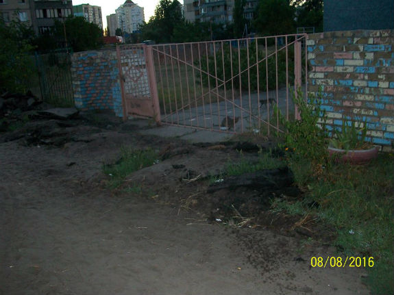 Кияни розлючені: на Оболоні працівники "Київенерго" знищили квіткові клумби - фото 3