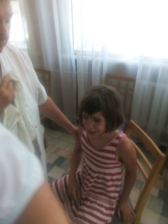 У дитячому таборі на Київщині вихователі прив'язали дівчинку до стільця, аби заспокоїти  - фото 3
