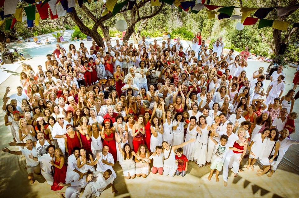 Як дружина Кличка повклонялася сонцю на фестивалі світла у Греції - фото 2