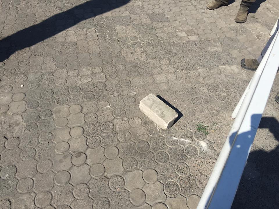 У Миколаєві власники "пивнухи" кидалися цеглинами під час демонтажу