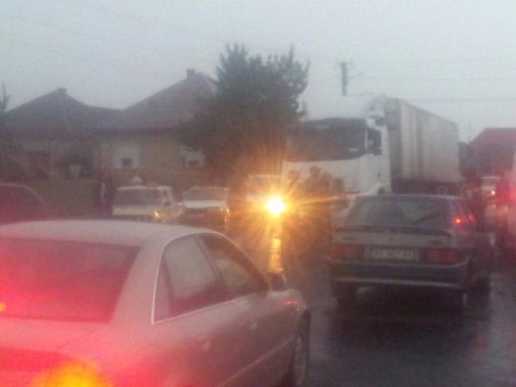 На Мукачівщині селяни перекрили дорогу через відсутність електроенергії - фото 1