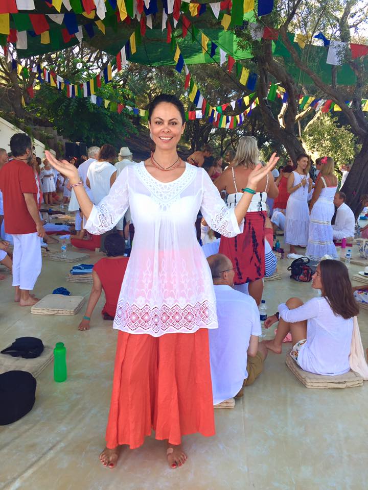 Як дружина Кличка повклонялася сонцю на фестивалі світла у Греції - фото 1