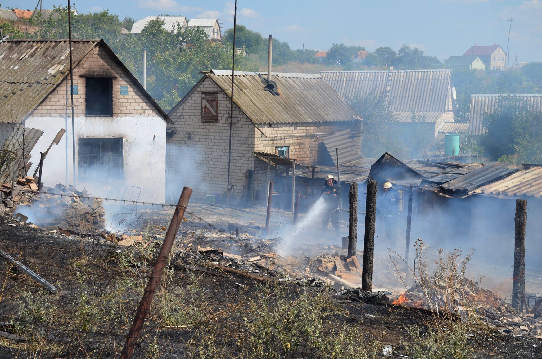 На Миколаївщині через пожежу сухостою загорілись сараї та житловий будинок - фото 4