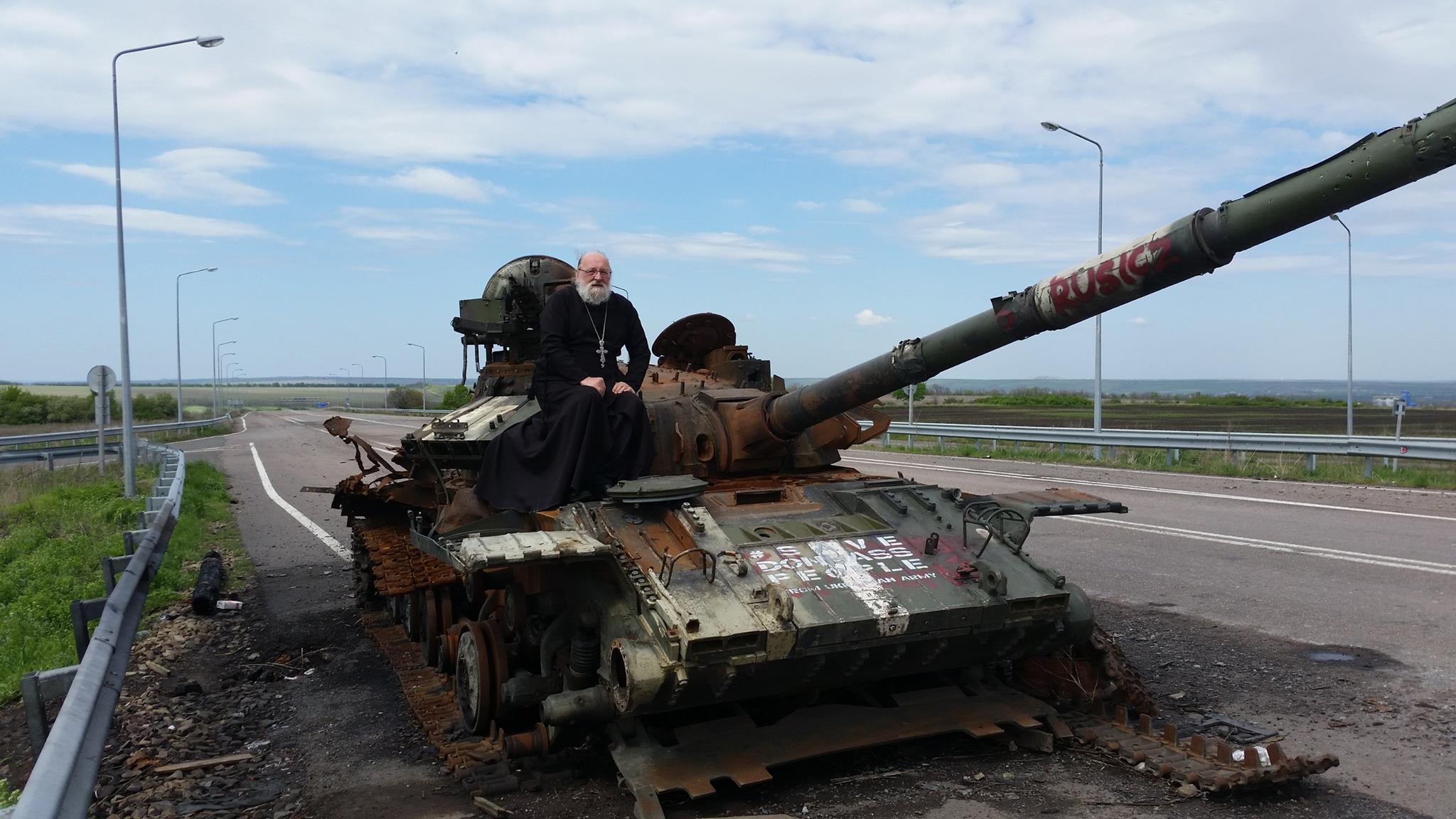 Вершник апокаліпсису: Луганський піп на російському танку кляне українську армію (ФОТО) - фото 1