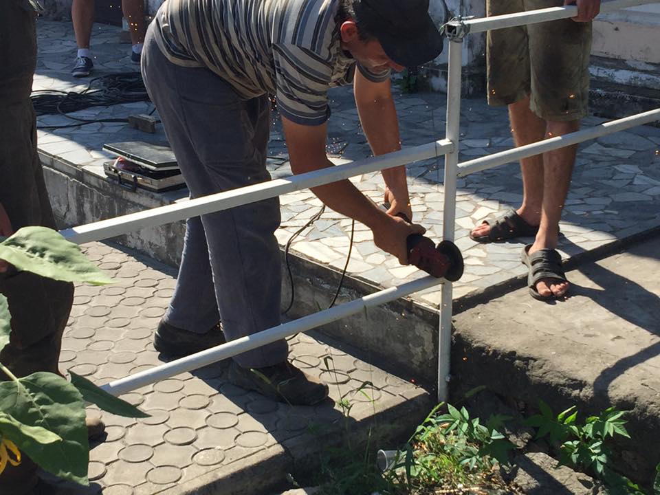 У Миколаєві власники "пивнухи" кидалися цеглинами під час демонтажу