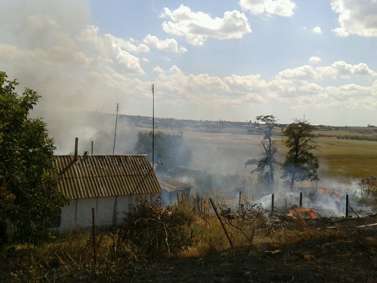 На Миколаївщині через пожежу сухостою загорілись сараї та житловий будинок - фото 2