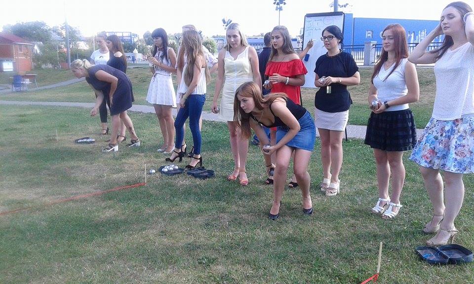 У Вінниці дівчата на підборах зіграли у петанк - фото 7