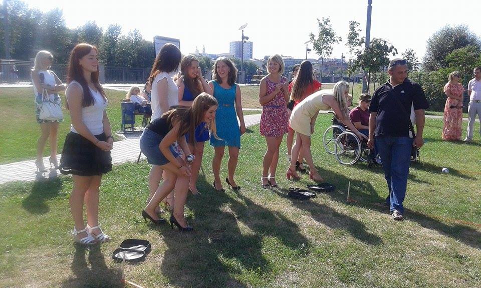 У Вінниці дівчата на підборах зіграли у петанк - фото 8