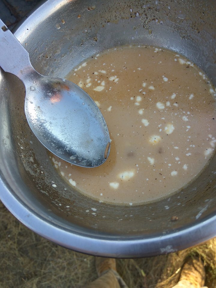 Боєць показав суп із хробаками, яким годують військових в АТО (ФОТО) - фото 1