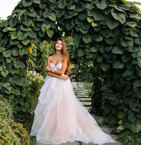 Красуня-дружина Реброва показала фото у весільній сукні - фото 1