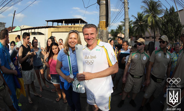Бубка проніс олімпійський вогонь вулицями Ріо - фото 2