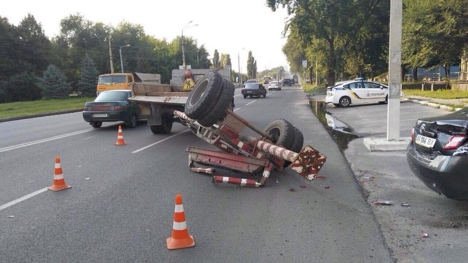 У Харкові три легковика зіткнулися з вантажівкою - фото 4