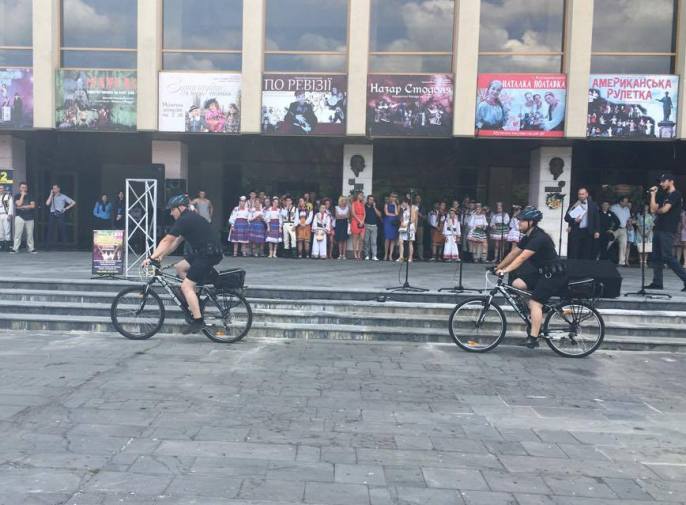 В Ужгороді патрулі пересідають на велосипеди  - фото 3