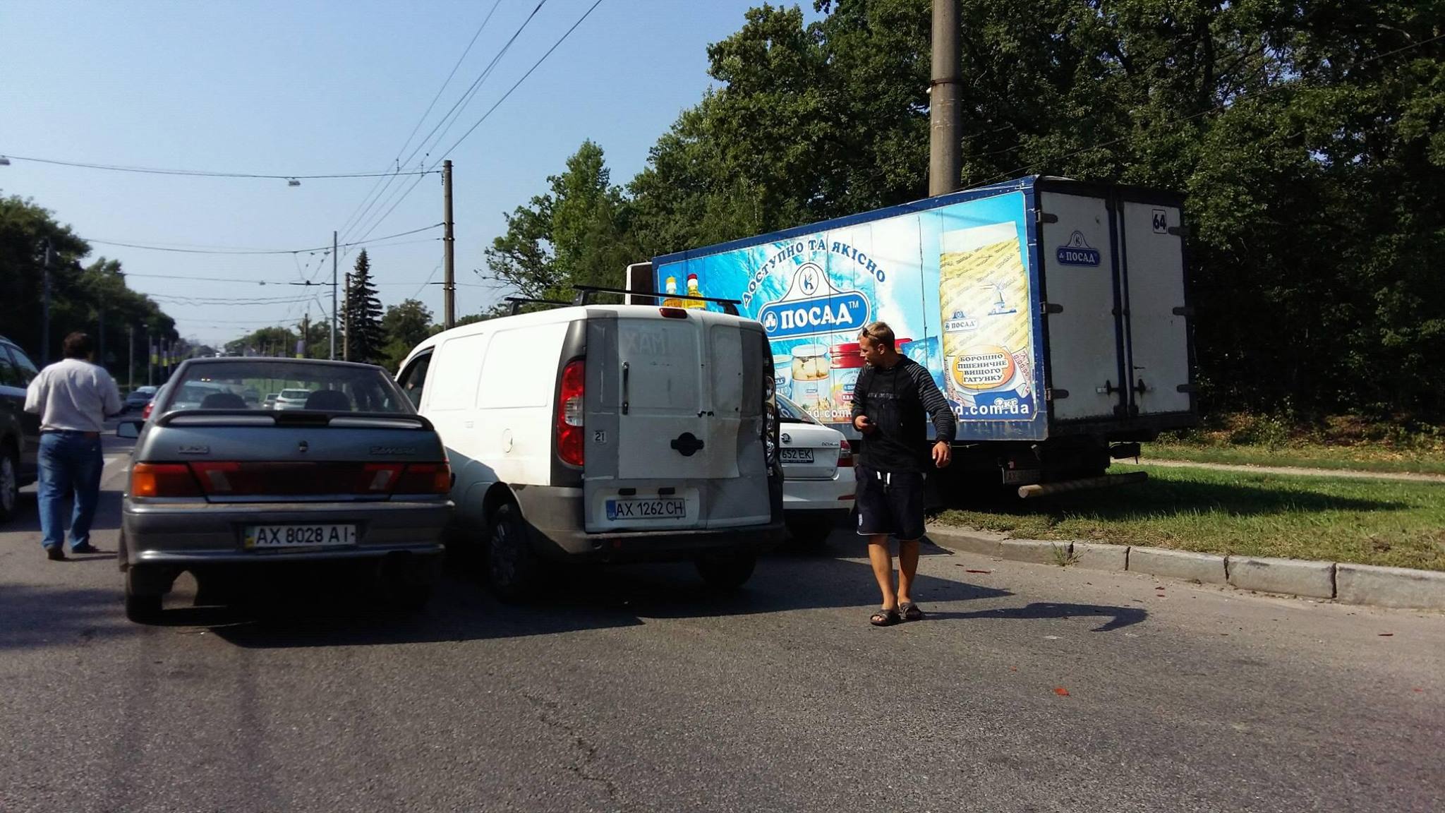 На Білгородському шосе зіткнулися три легковика та вантажівка - фото 1