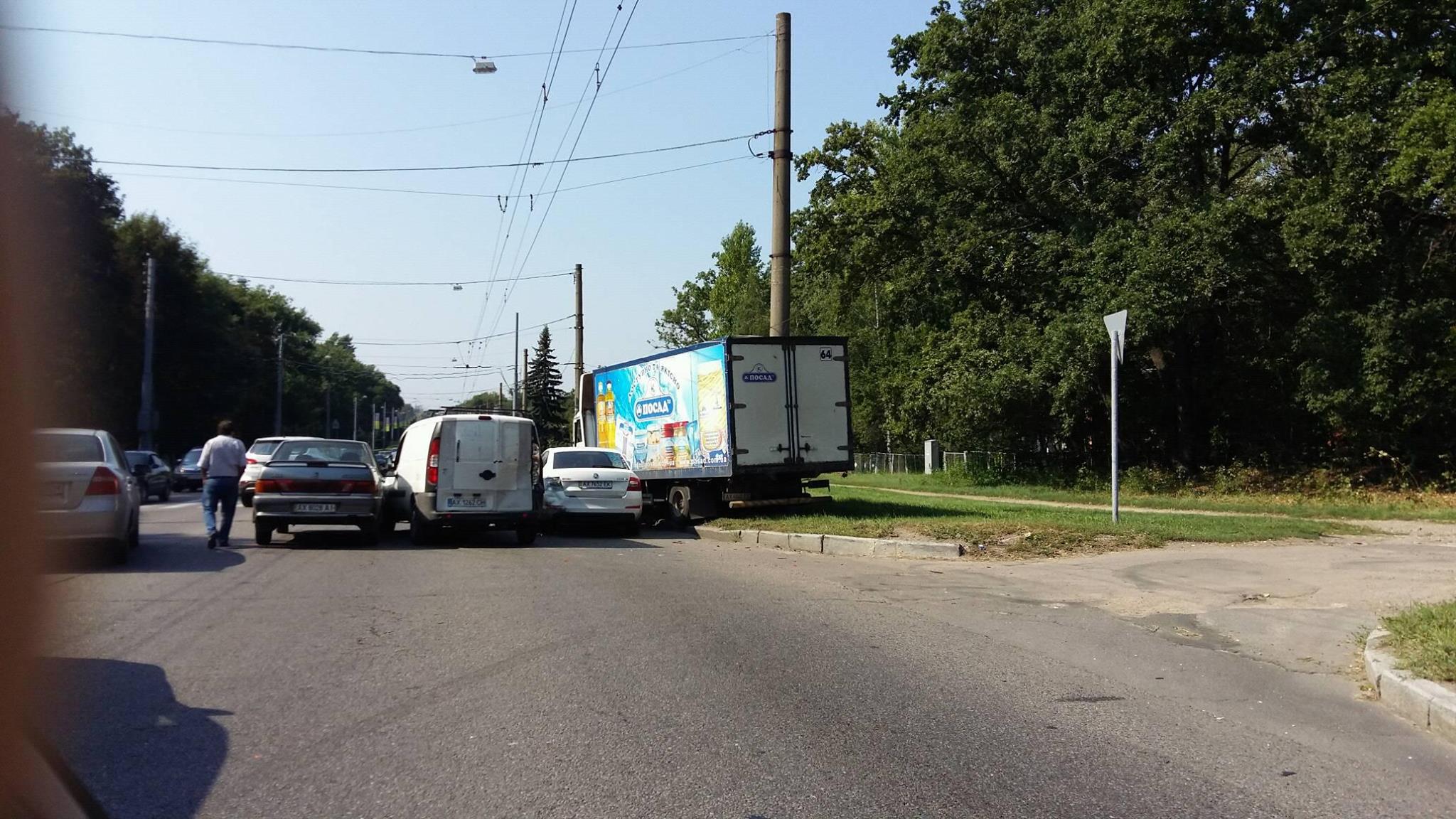 На Білгородському шосе зіткнулися три легковика та вантажівка - фото 2