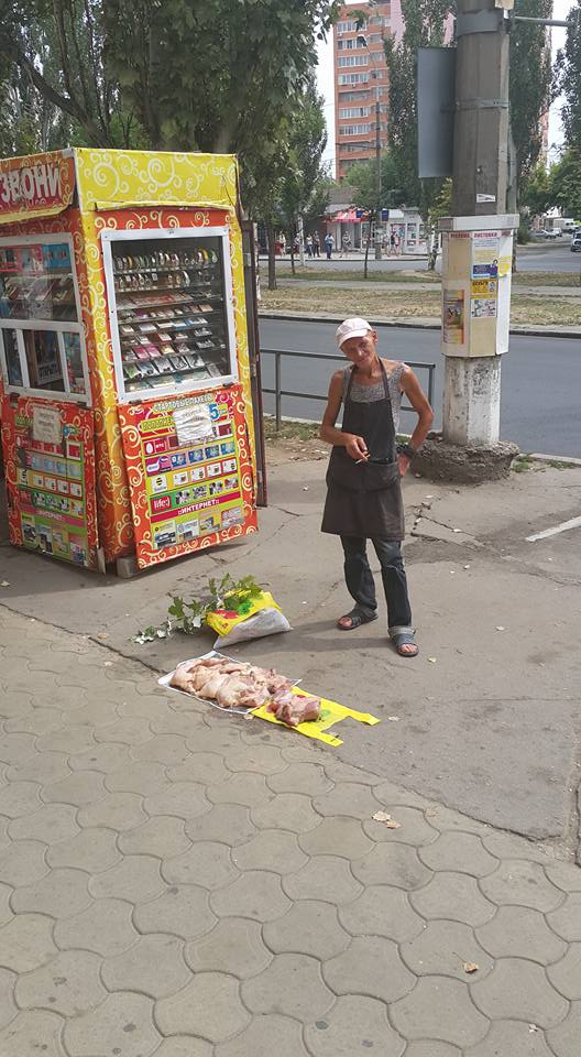 У Миколаєві чоловік продавав курку з асфальту біля дороги