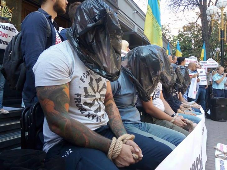 Як активісти з пакетеми на головах НАБУ захищали (ФОТОРЕПОРТАЖ) - фото 1