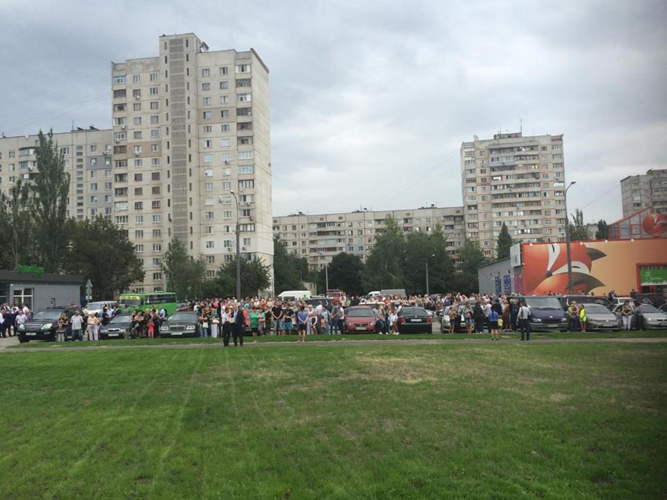 У Харкові з поліцією та рятувальниками зустрічають Порошенко  - фото 2