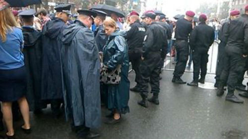 Поліція обшукує кияни, які йдуть до сцени на Майдані - фото 1