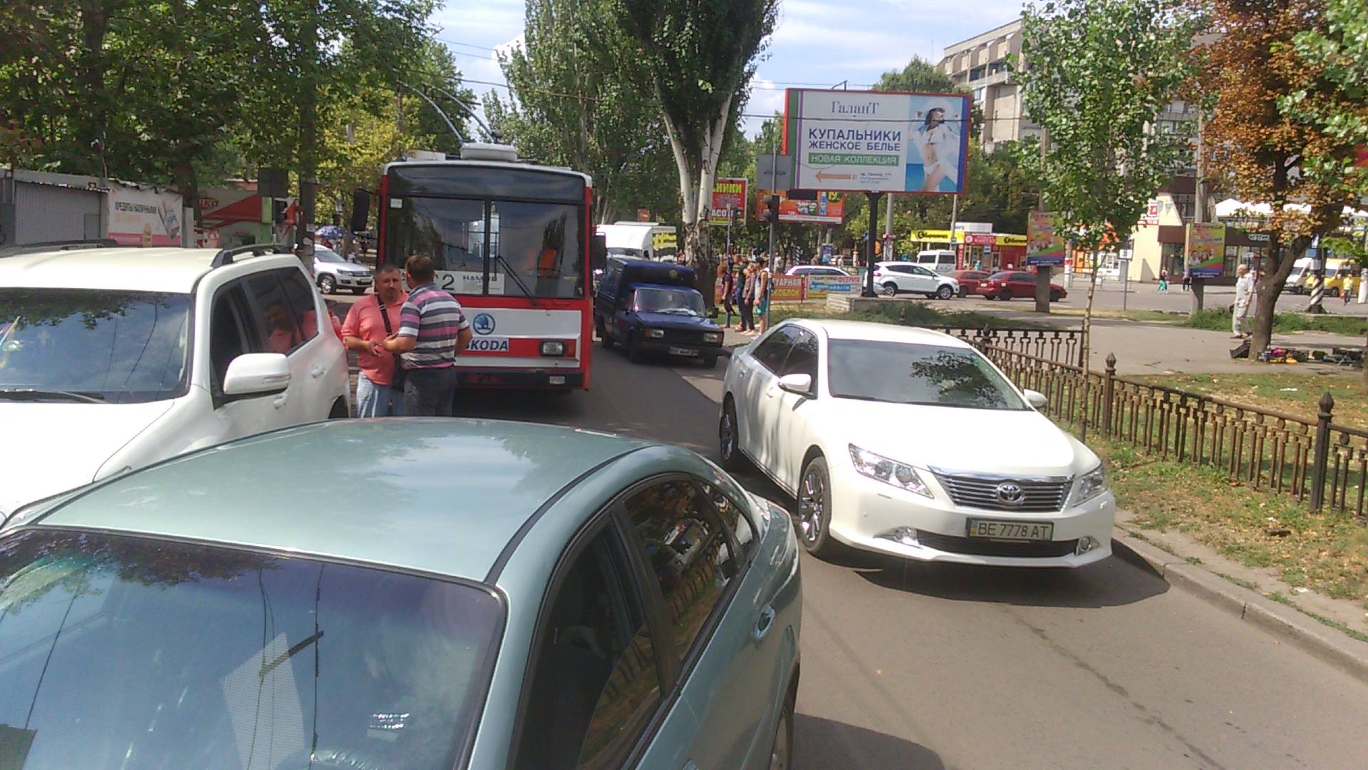 У Миколаєві дві іномарки не поділили дорогу та заблокували рух тролейбуса - фото 1