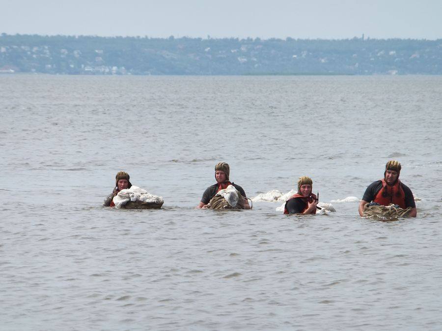Миколаївські військові десантувались в воду з вертольота "Мі-14" - фото 3