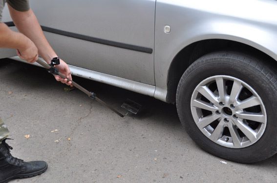 Миколаївець здійняв тривогу через підозрілі дроти в машині