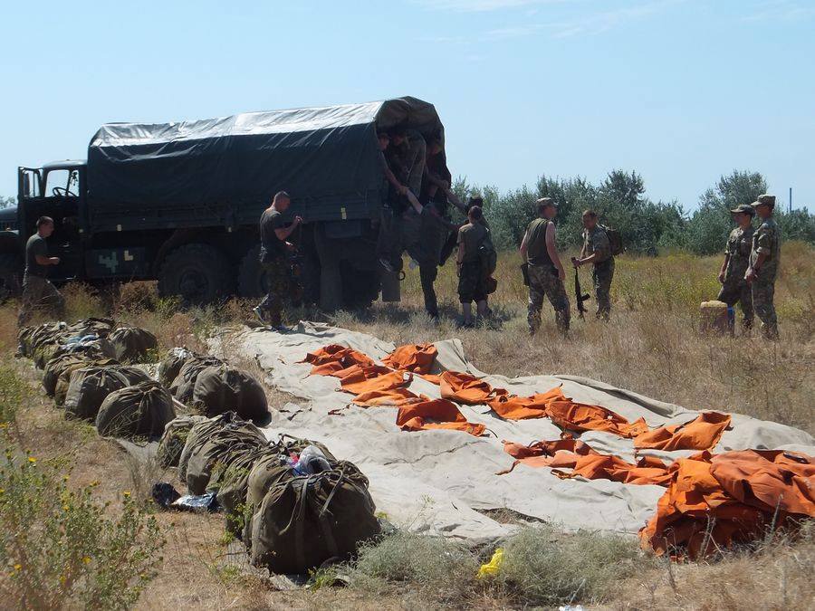 Миколаївська 79-ка десантувалася з парашутами і зброєю у воду