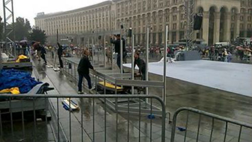 На Майдані вже демонтують сцену для святкування Дня Незалежності - фото 3