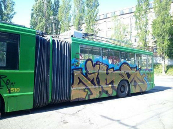 Як вандали у Києві спотворили тролейбус  - фото 1