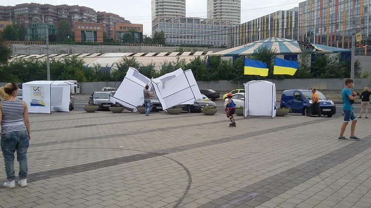 У Дніпрі на День Незалежності вітром здуло святкові намети  - фото 1