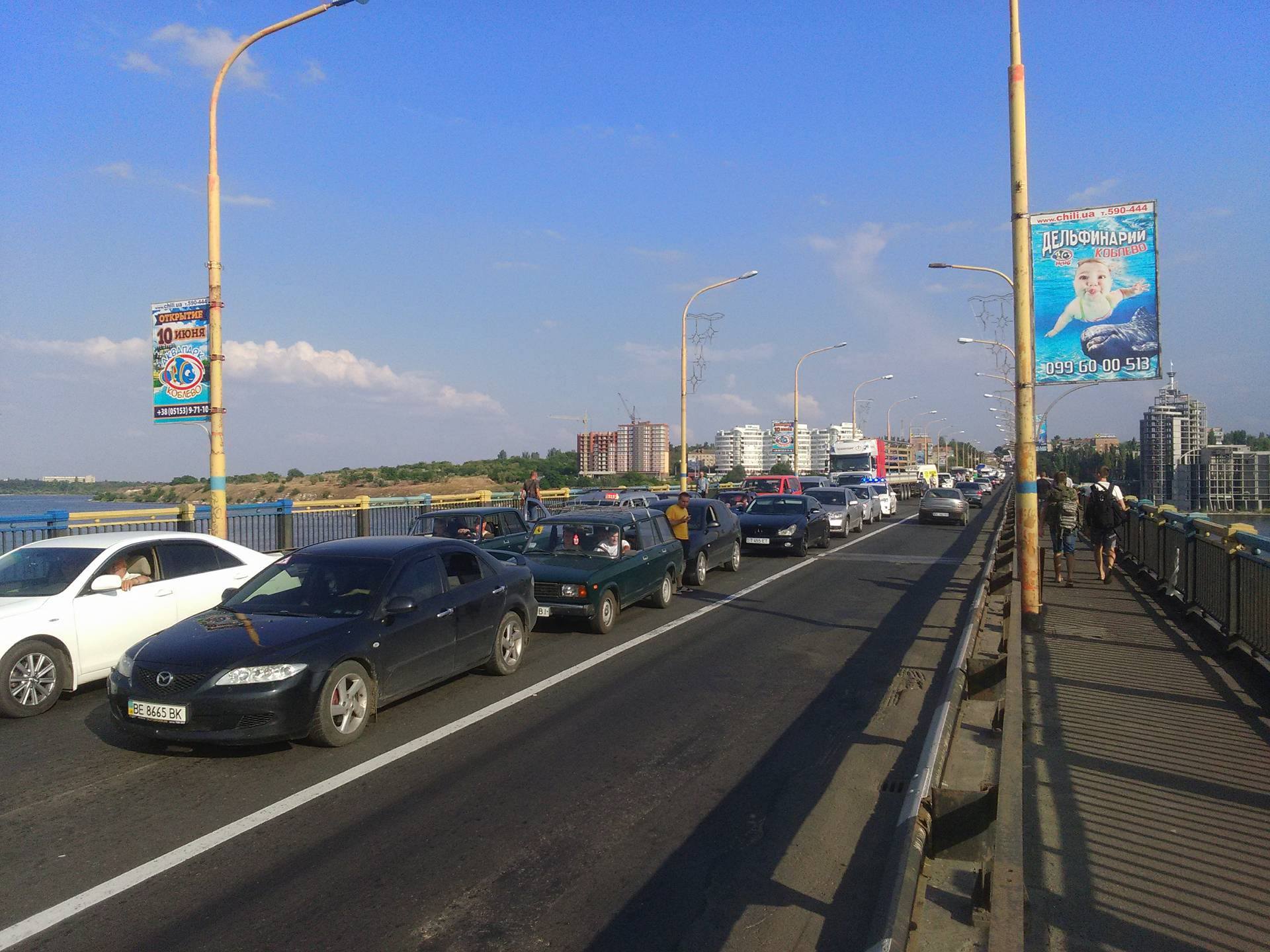 У Миколаєві через ДТП на мосту розтягнувся великий затор