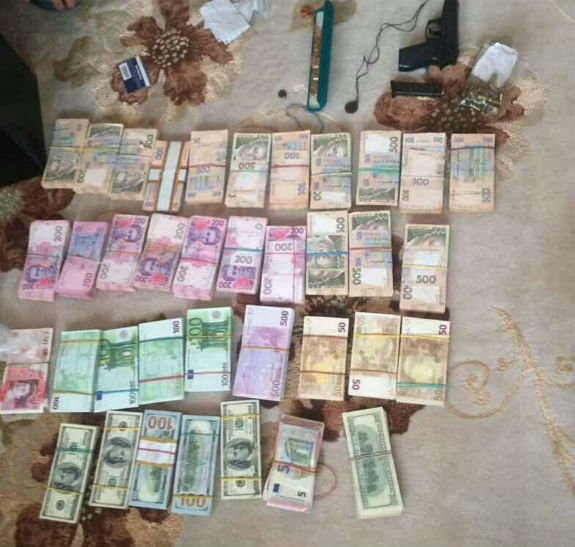 Начальник ДФС Київщини "погорів" на хабарі: знайдено тисячі доларів, євро та мільйон гривень - фото 1 Начальник ДФС Київщини "погорів" на хабарі: знайдено тисячі доларів, євро та мільйон гривень - фото 1