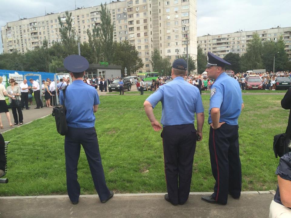 У Харкові з поліцією та рятувальниками зустрічають Порошенко  - фото 1