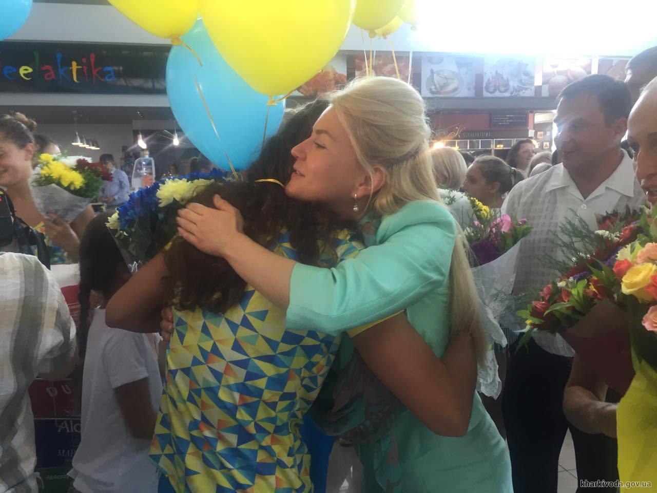У Харкові зустріли олімпійську збірну України з синхронного плавання - фото 1
