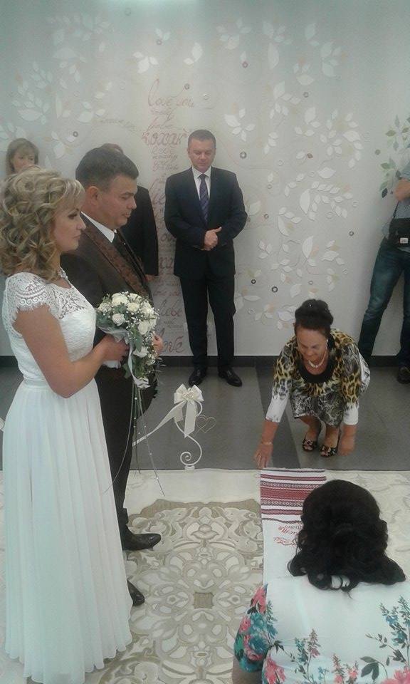 У Вінниці урочисто зіграли весілля  у "Прозорому офісі"  - фото 3