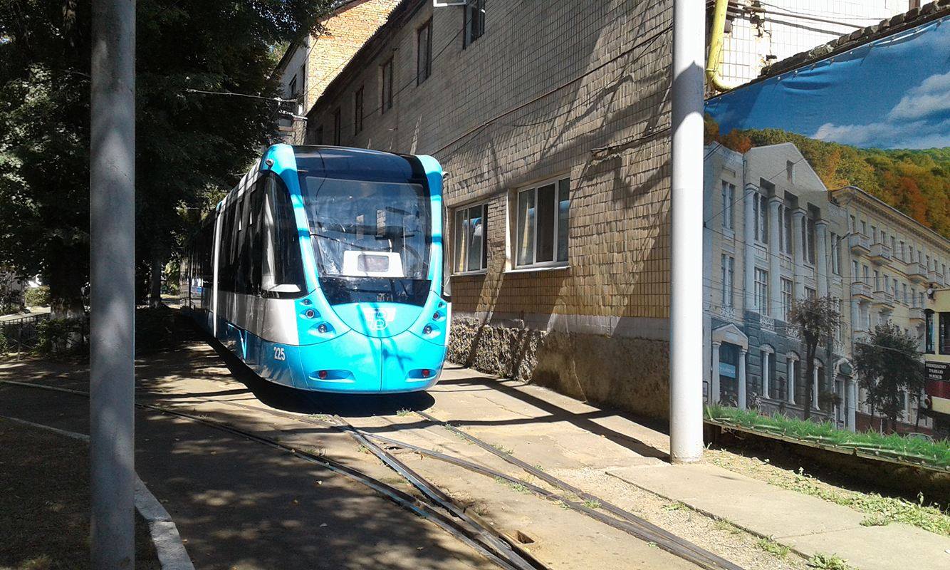 У Вінниці поставили на рейки низькополий трамвай власного виробництва - фото 5