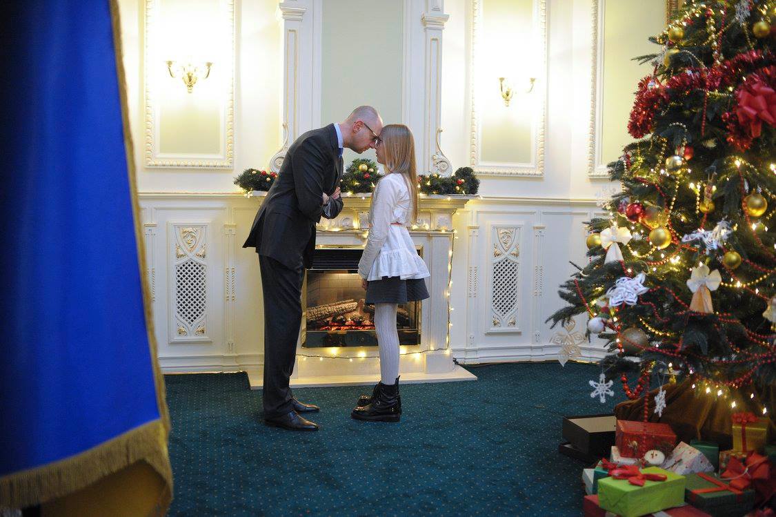 Як українські міністри з дітьми прикрашали ялинку у Кабміні - фото 1
