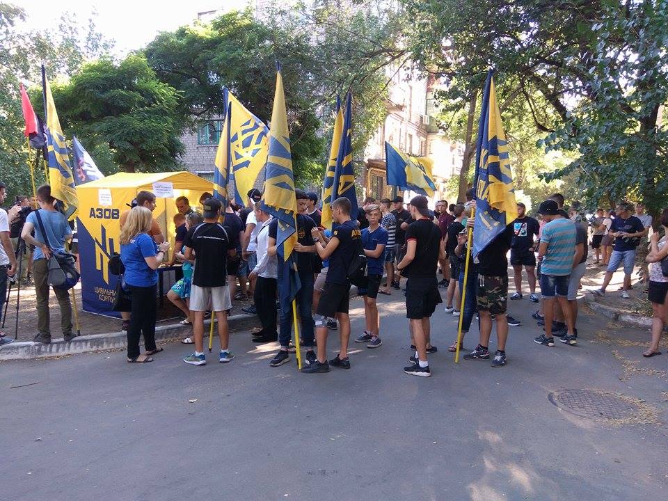 У Маріуполі мітингують проти переведення полку "Азов" на Запоріжжя (ФОТО) - фото 2