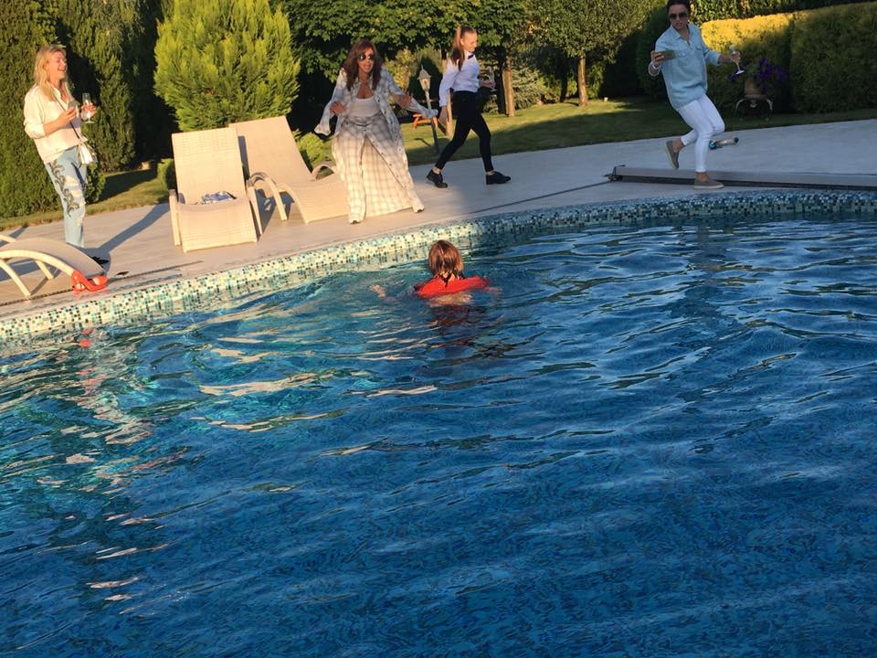 Як дружина Табачника пірнала у басейн на святкуванні свого дня народження - фото 4