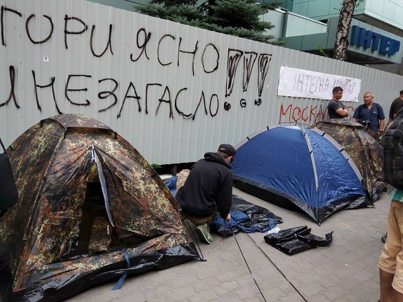 Під "Інтером" встановлюють безстрокові намети - фото 1