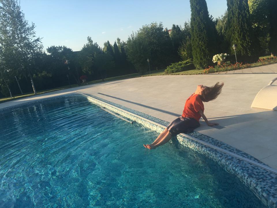 Як дружина Табачника пірнала у басейн на святкуванні свого дня народження - фото 3