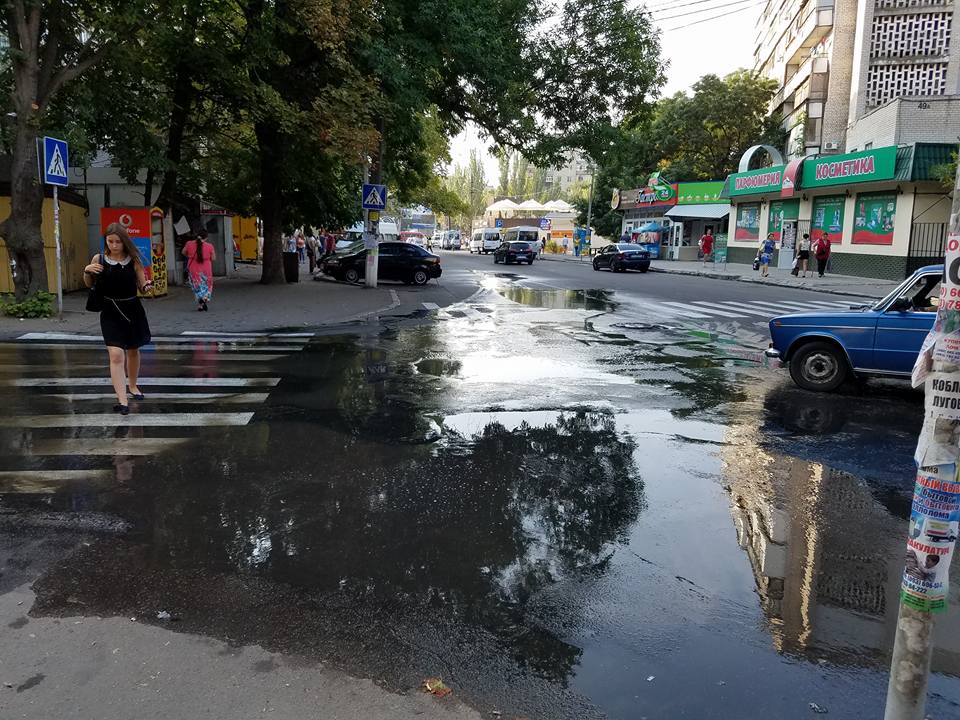 У Миколаєві ціла вулиця потонула у стічних водах - фото 2