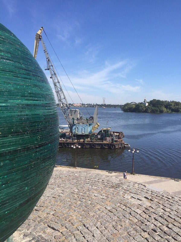 Напередодні дня міста Дніпра прибирають річку Дніпро - фото 1
