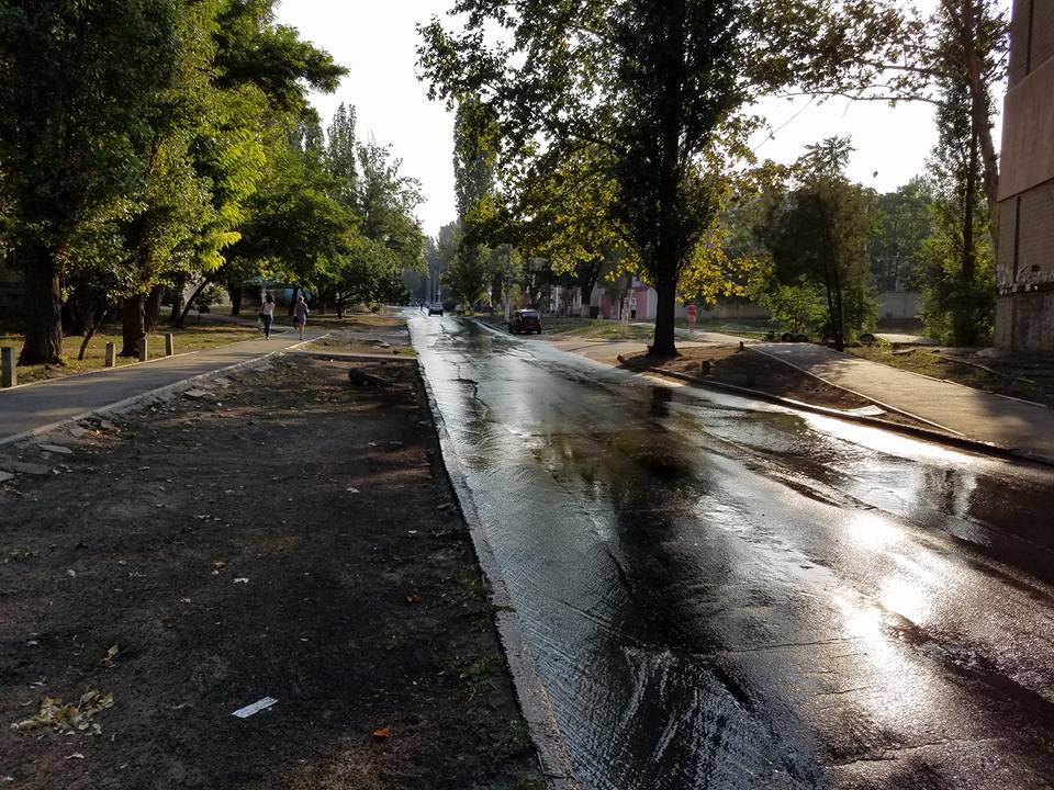 У Миколаєві ціла вулиця потонула у стічних водах - фото 1