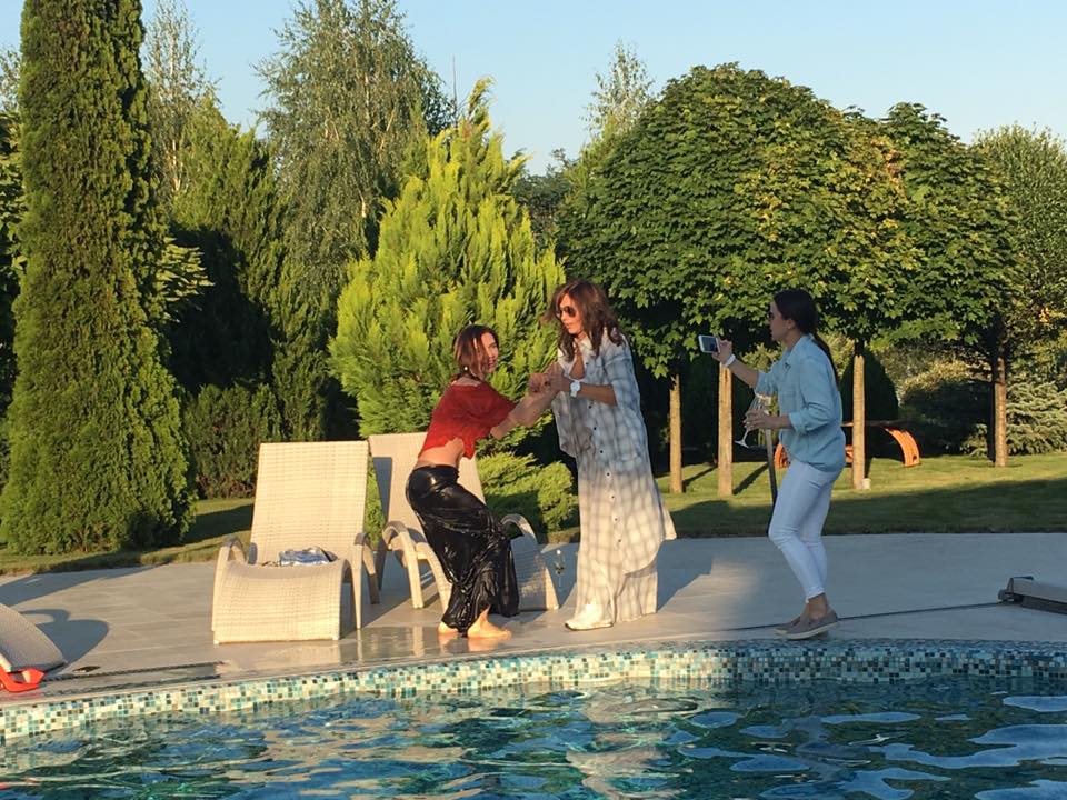 Як дружина Табачника пірнала у басейн на святкуванні свого дня народження - фото 5