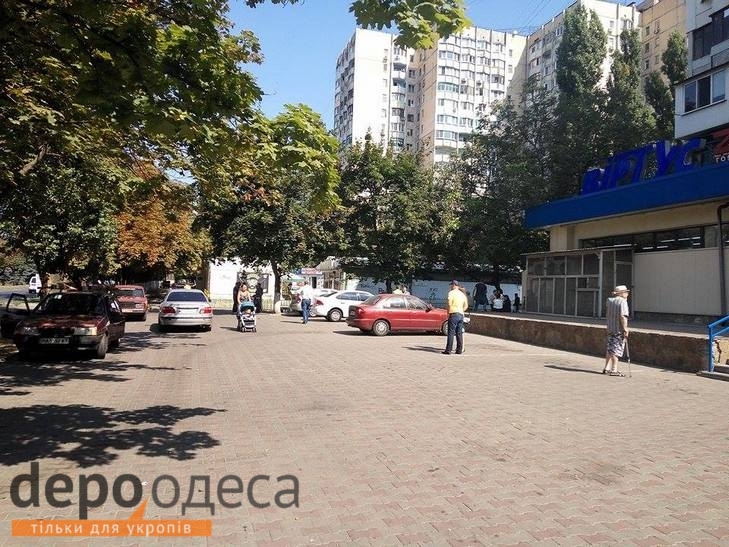 В Одесі група молодиків захопила магазин - фото 2