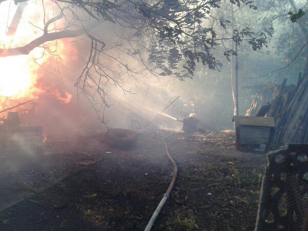 На Миколаївщині люди вчасно не повідомили про пожежу: згоріло декілька забудов
