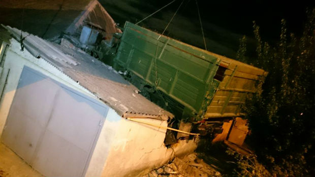 У Харкові вантажівка залетіла на дах житлового будинку - фото 1