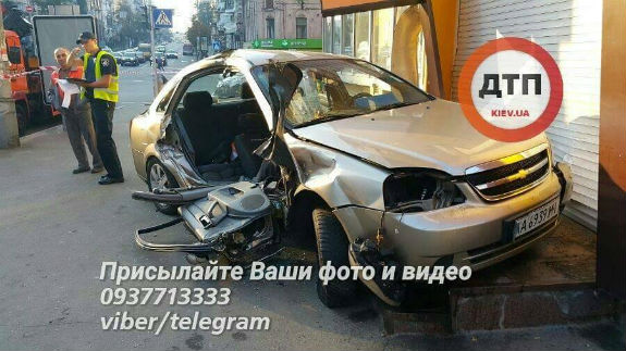 У Києві помер пасажир таксі, яке протаранило поліцейське авто  - фото 2
